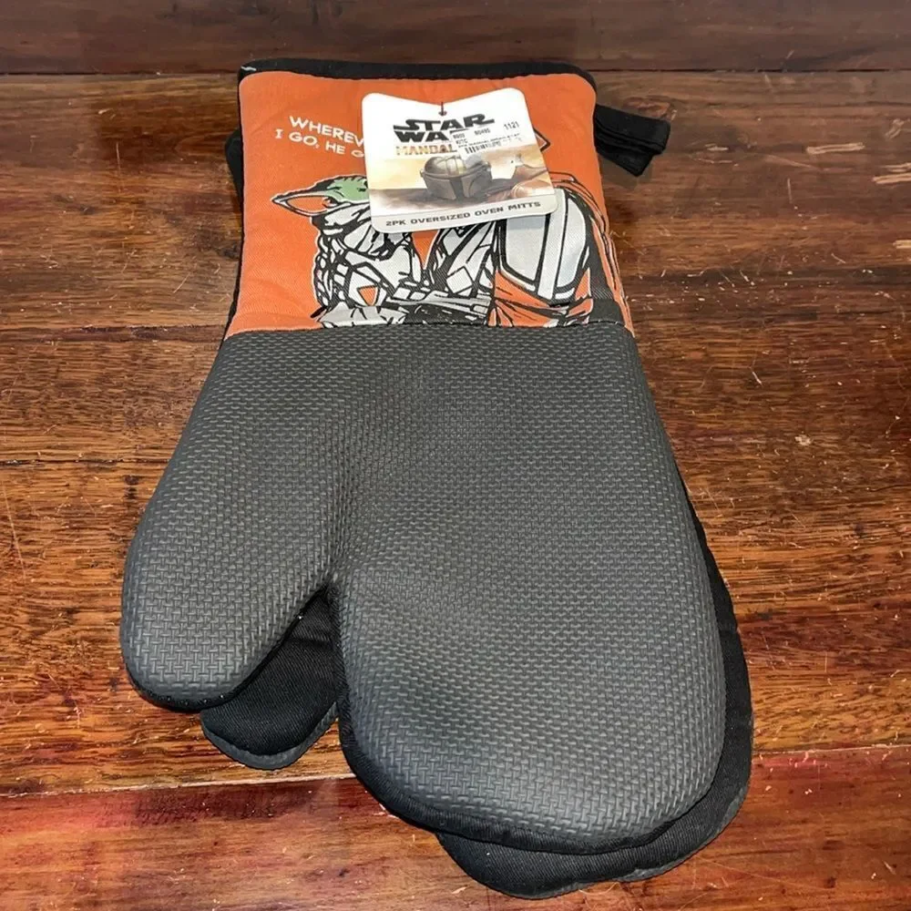 New DISNEY'S STAR WARS Mandalorian BABY YODA oversize OVEN MITTS Gloves